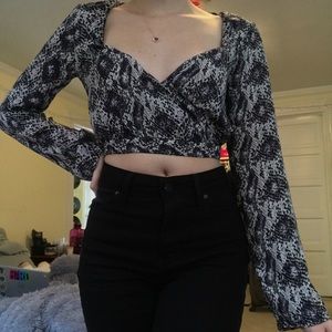Snakeskin crop top with flowy sleeves